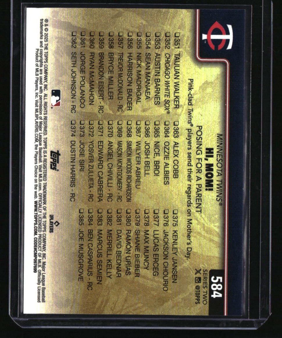 2025 Topps Hi, Mom! Posing for a Parent Golden Mirror